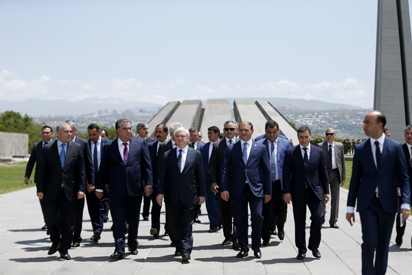 Президент Таджикистана Эмомали Рахмон прибыл в Армению с официальным визитом