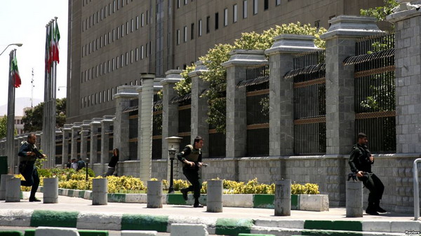 ИГИЛ взяла на себя ответственность за нападения в парламенте Ирана и мавзолее Хомейни