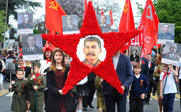Опрос в России: Сталин — на первом месте в рейтинге самых выдающихся людей, Путин — на втором
