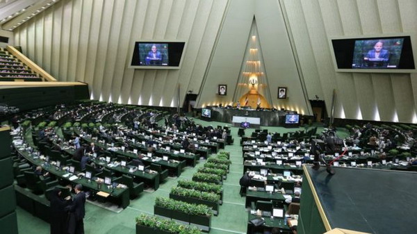 Вооруженные лица открыли огонь в здании парламента Ирана и в мавзолее аятоллы Хомейни в Тегеране
