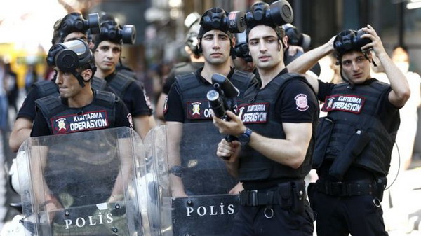 Полиция в Стамбуле разогнала участников несанкционированного марша за права ЛГБТ