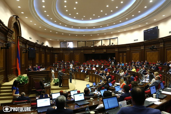 «Представители любимой вами партии сидят здесь»: премьеру в парламенте указали на местонахождение коррупции – видео