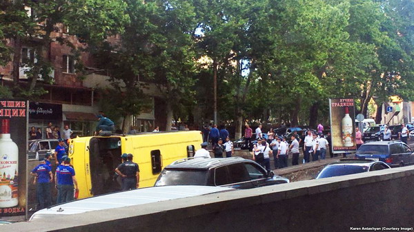 В Ереване перевернулся пассажирский автобус: есть пострадавшие