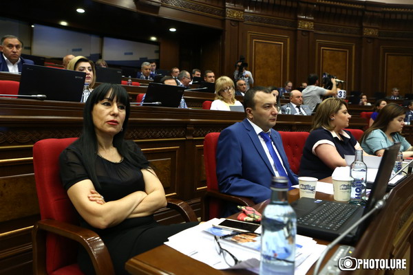 Армения – в одном ряду с Гаити, Албанией и Конго: в парламенте премьеру представили показатели эмиграции – видео