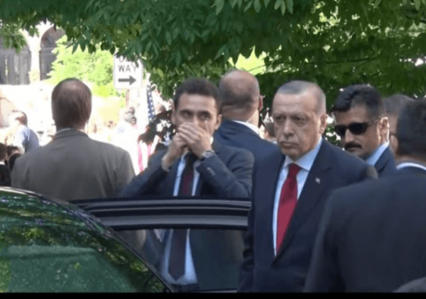 Конгресс США официально осудил действия телохранителей Эрдогана: видео Голоса Америки