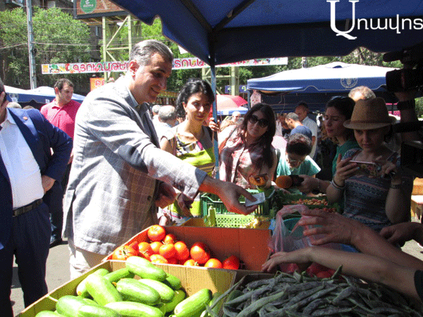 Министр сельского хозяйства Игнатий Аракелян совершил на рынке покупки для дома: фоторяд, видео