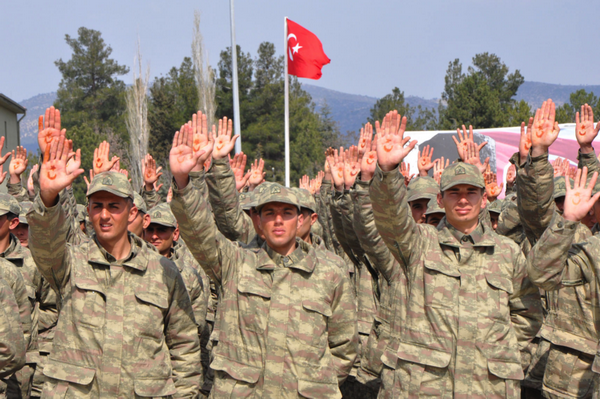 Более 700 турецких военнослужащих госпитализированы из-за тяжелого пищевого отравления