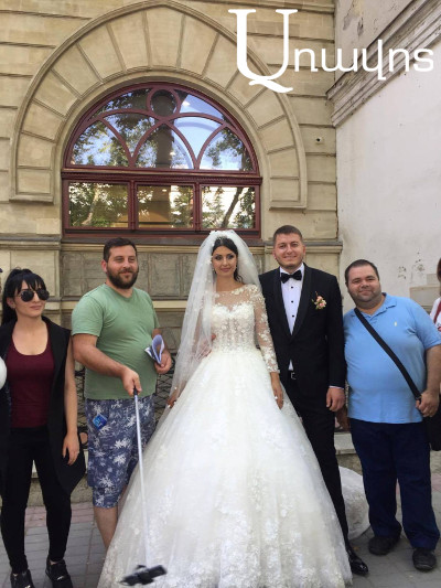 Молдавская свадьба – плюс акции протеста: фоторяд