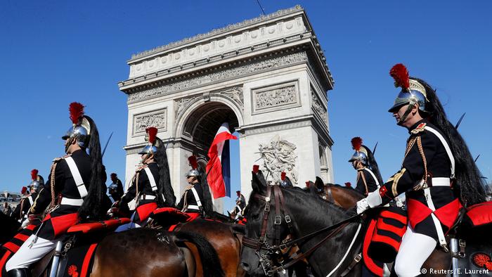 Франция отмечает национальный праздник — День взятия Бастилии: военный парад на Елисейских полях — видео