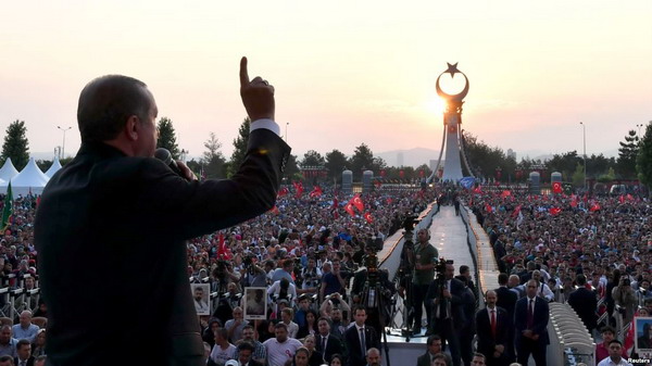 Годовщина переворота в Турции подчеркнула политический раскол в обществе: Голос Америки