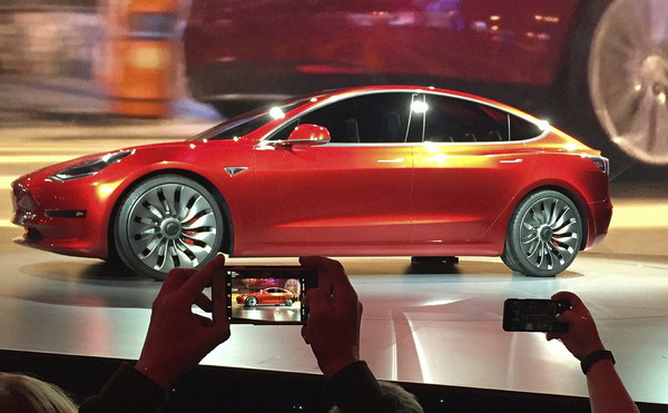 Илон Маск показал первый серийный электромобиль Tesla Model 3: фото