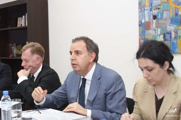 Замглавы МИД Армении принял представителей различных подразделений Европарламента