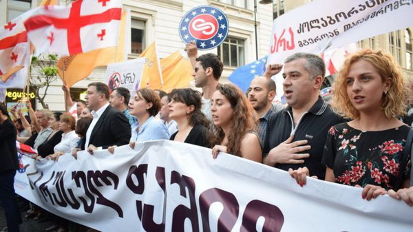 В Тбилиси прошло шествие сотен граждан под лозунгом «Нет российскому фашизму!»