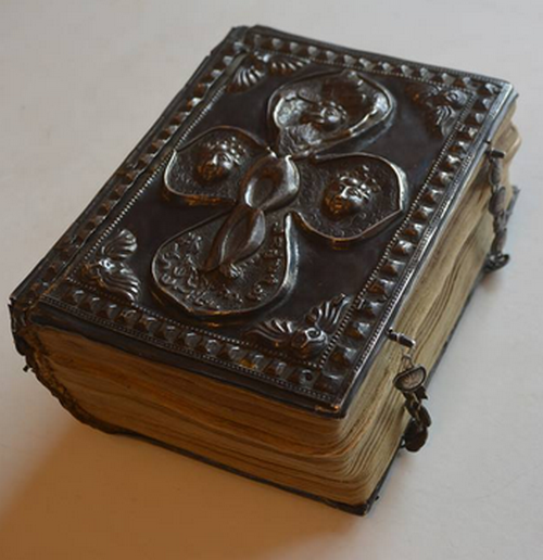 Ценный манускрипт — Евангелие XV века — подарен Матенадарану меценатами Дадаянами
