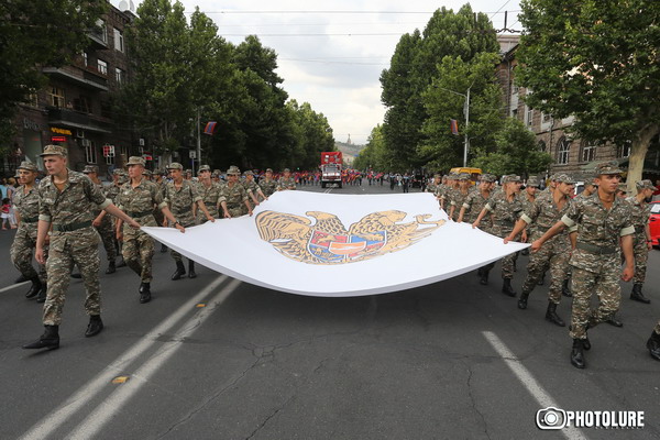 В Армении отмечают День Конституции