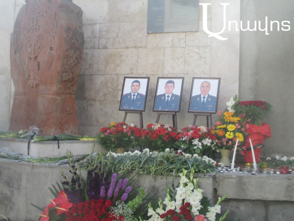 Владимир Гаспарян парой гвоздик почтил память погибших в полку ППС полицейских: фото, видео