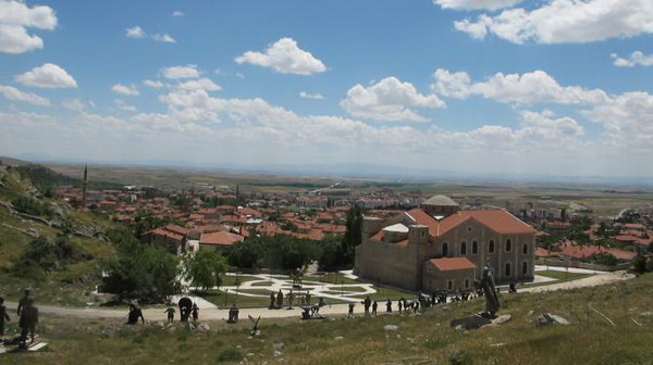 Во дворе армянской церкви в Турции установлены памятники Ататюрку и другим турецким деятелям