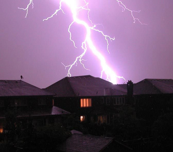 «Телевизор в доме раскололся на несколько частей»: в Одзуне подсчитывают ущерб, причиненный молнией
