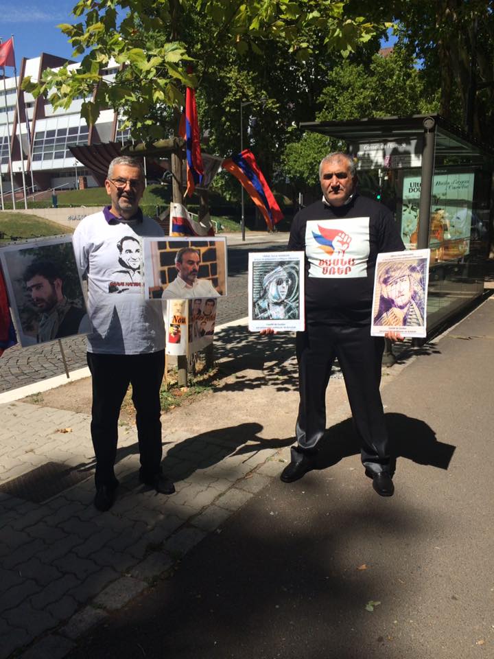 В Страсбурге сожгли фотографии чиновников Армении и встретились с неким Егошкиным