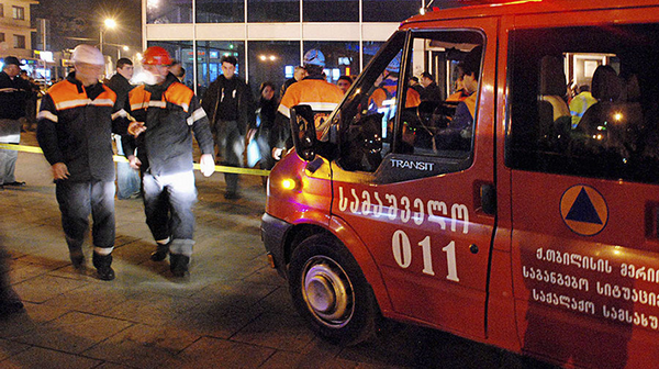 Сильный пожар на рынке автозапчастей в Тбилиси: пострадало 15 коммерческих объектов