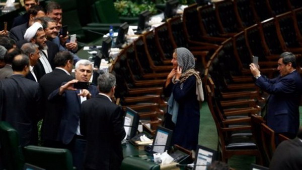 Селфи депутатов-мужчин с Могерини вызвали скандал в Иране: фото
