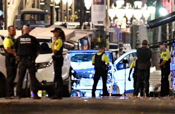 Теракт в Барселоне: белый автофургон врезался в толпу пешеходов, 13 погибших