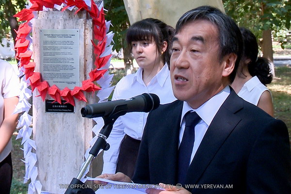 Ереванцы и посол Японии в Армении почтили память жертв атомных бомбардировок Хиросимы и Нагасаки: фото