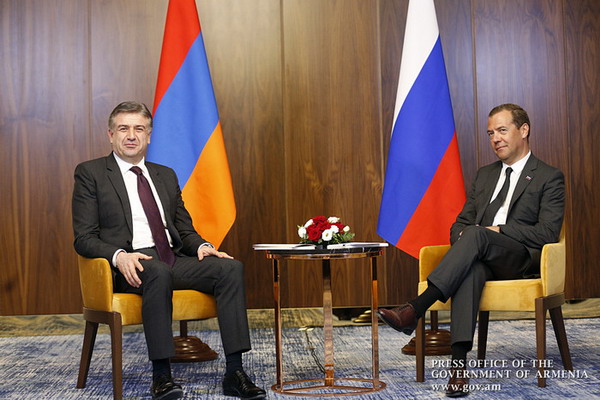 Карен Карапетян и Дмитрий Медведев обсудили сроки визита главы правительства РФ в Армению