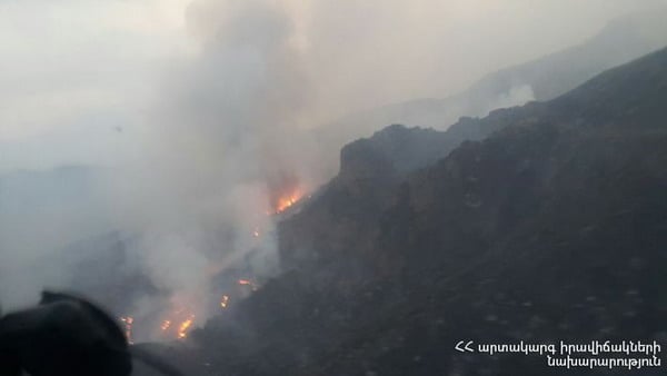 Для тушения пожара на территории заповедника «Хосровский лес» подключили военную авиацию Армении: фото