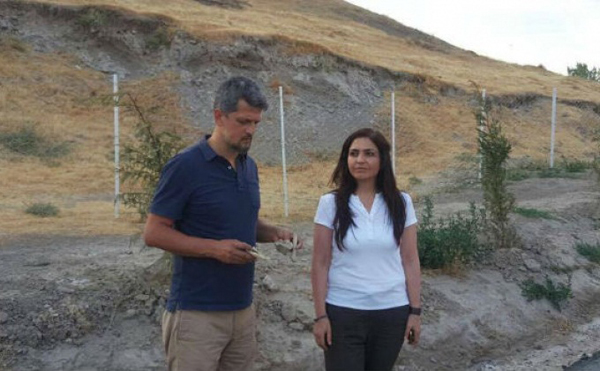 Депутат парламента Турции, армянин Каро Пайлян посетил армянское кладбище Вана