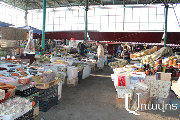В Степанакерте малый бизнес поглощается крупным: торговцы на рынке – фоторяд