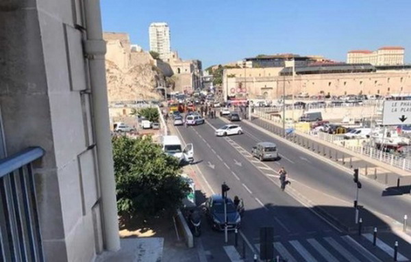 В Марселе автомобиль протаранил две автобусные остановки: погибла женщина