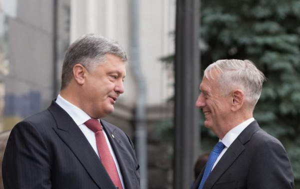 Глава Пентагона в Киеве: союзники США будут продолжать давление на Россию