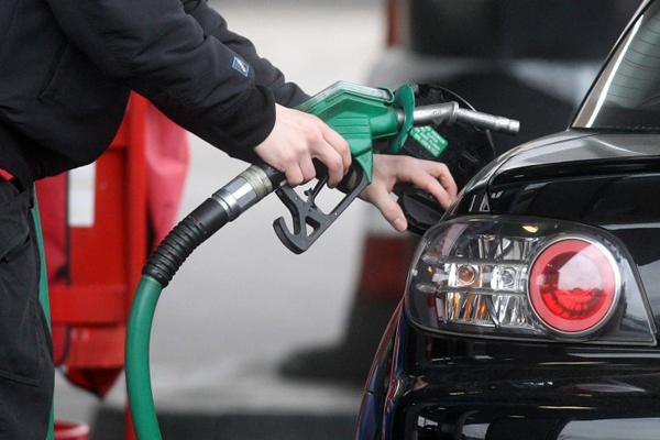 Торгующие бензином бизнесмены продолжают обманывать, продавая бензин «Регуляр» под маркой «Супер»