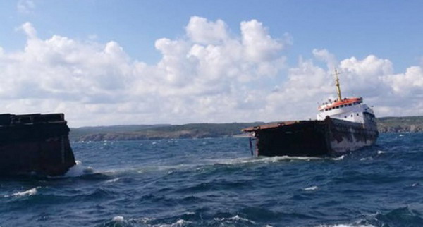 Турецкое судно развалилось надвое на пути в аннексированный Крым