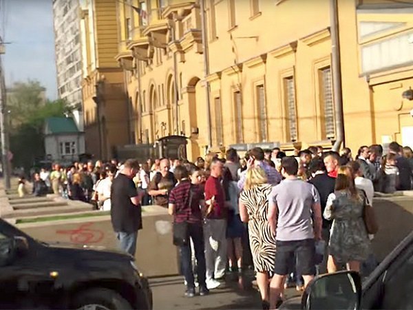 Перед посольством США в Москве выстроилась гигантская очередь за визами