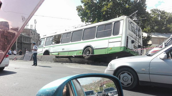 ДТП с участием троллейбуса в центре Еревана: пострадали 7 человек