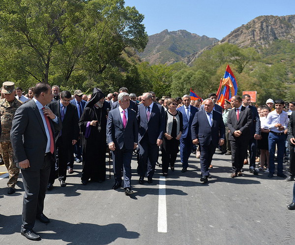 Серж Саргсян и Бако Саакян приняли участие в церемонии открытия стратегической автодороги Варденис-Мартакерт