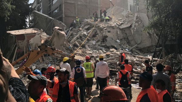 По меньшей мере 225 человек погибли вследствие землетрясения в Мексике: под завалами остаются люди, число их неизвестно