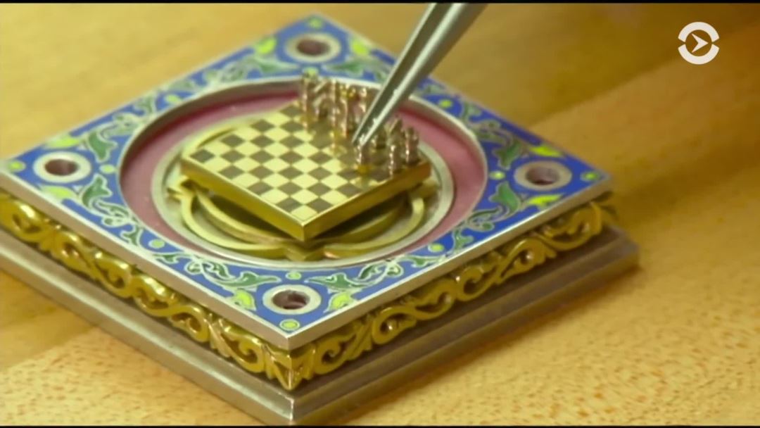 Армянский «левша»: Ара Казарян в Лос-Анджелесе создал самые маленькие в мире шахматы — видео
