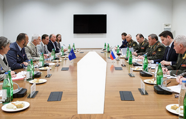 Начальник Генштаба РФ встретился с главой Военного комитета НАТО в Баку