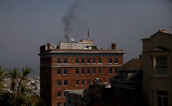 Над закрывающимся консульством России в Сан-Франциско появился черный дым: «разожгли камин» при +30C — видео