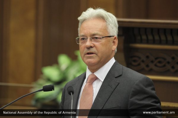 Британский министр заметил: «В парламенте Армении нет острых дискуссий»