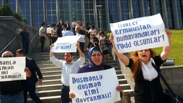 «Акция протеста» в Баку против визита Ашотяна и Тандилян: «Армяне должны немедленно покинуть Баку!»