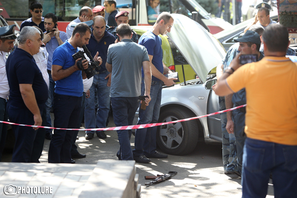 Автоматные очереди в 100 метрах от здания Правительства Армении, есть убитый: фоторепортаж А1+
