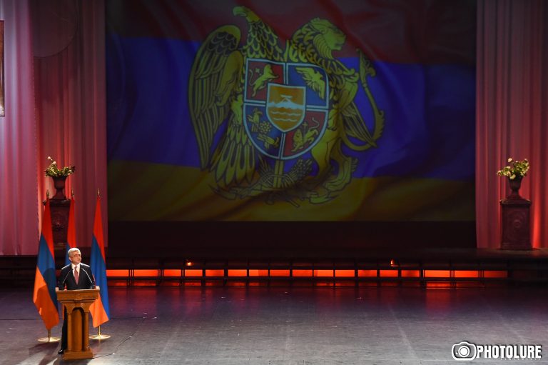 Серж Саргсян получает поздравительные послания по случаю 26-летия Независимости Армении