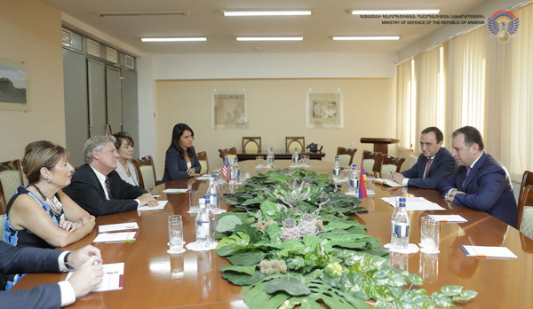 Министр обороны Армении Виген Саргсян принял делегацию конгрессменов США