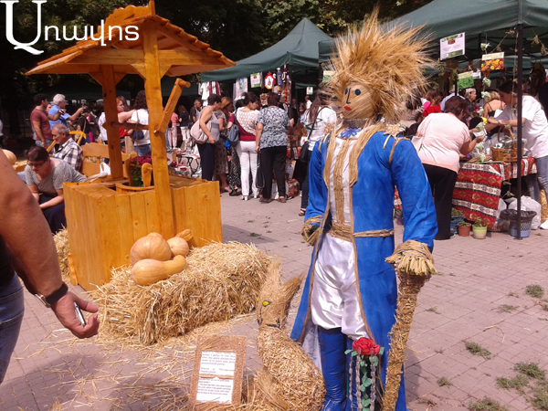 Очень вкусный и красочный осенний фестиваль в Английском парке в Ереване: фоторяд