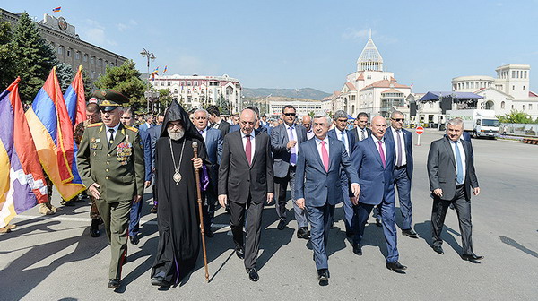 Серж Саргсян и Бако Саакян приняли участие в праздничных мероприятиях, посвященных 26-летию провозглашения НКР