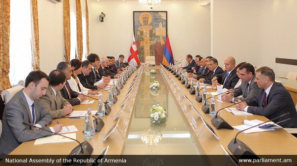 «Между нами нет неразрешимых проблем»: начался официальный визит главы парламента Армении в Грузию